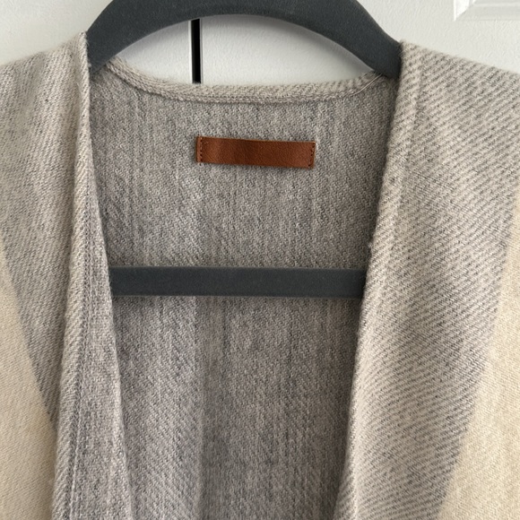 H&M Poncho - Picture 3 of 6